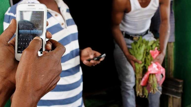 Programas de transferência de dinheiro são simples e operam mesmo sem Wi-Fi | Foto: Matthew Vickery/BBC 