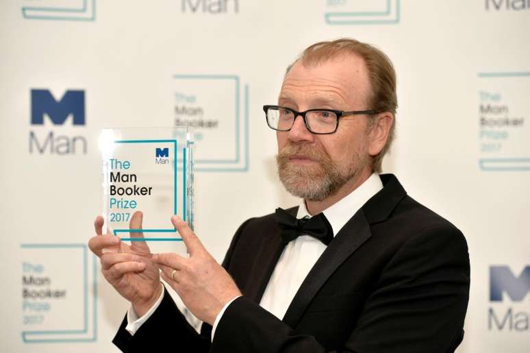 George Saunders, autor do livro "Lincoln no Limbo", posa para fotos após receber o prêmio Man Booker Prize de 2017, em Londres 17/10/2017 REUTERS/Mary Turner