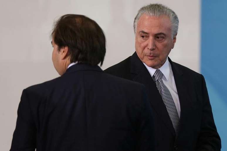  Temer e Maia (de costas) no Palácio do Planalto  
25/7/2017 REUTERS/Adriano Machado