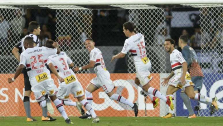 Marcos Guilherme comemora um de seus gols contra o Botafogo no Rio
