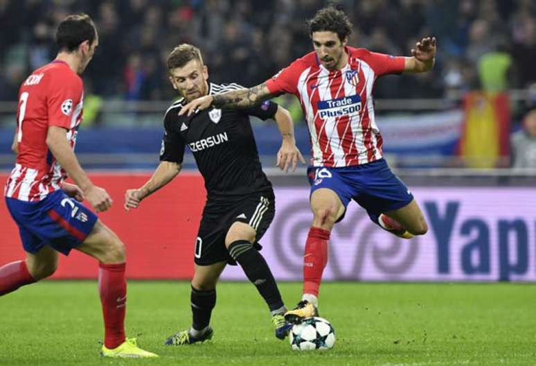 Brasileiro Pedro Henrique marca o lateral Vrsaljko (Foto: Alexander Nemenov / AFP)