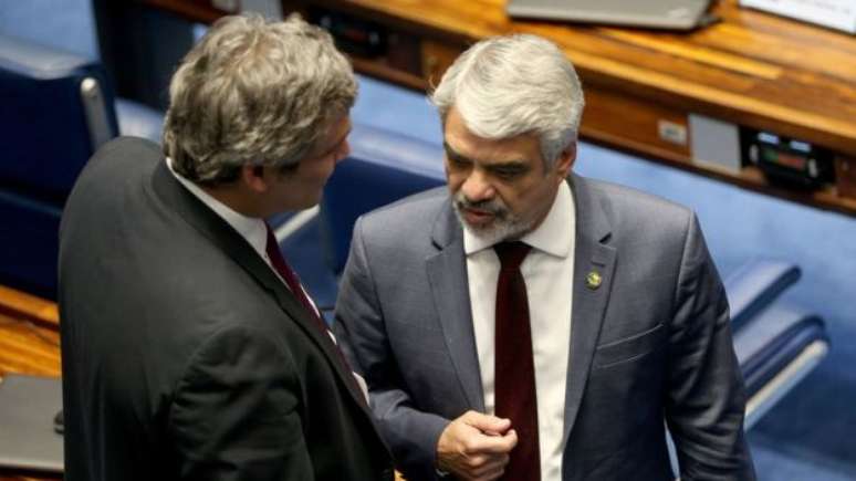 Lindbergh Farias e Humberto Costa, ambos do PT, votaram a favor de Delcídio, mas contra Aécio. 