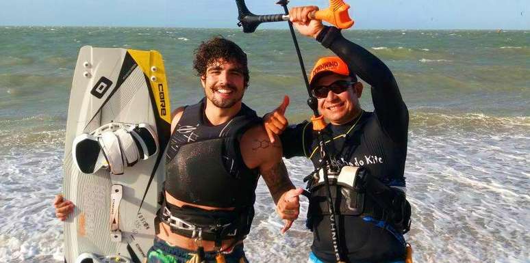 O ator, nascido no litoral paulista, aprende a praticar esporte aquático em região paradisíaca do Nordeste.