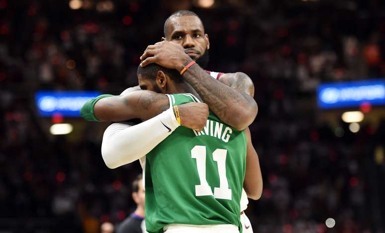 LeBron James e Kyrie Irving, ex-companheiros de Cleveland Cavaliers, se abraçam no final do confronto.