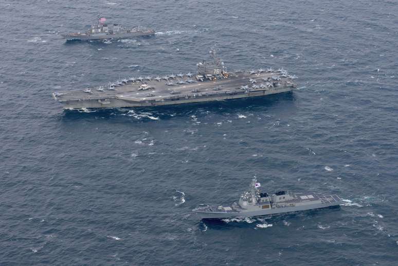 Porta-aviões norte-americano USS Ronald Reagan navega nas águas ao leste da península coreana 18/10/2017 Kenneth Abbate/Marinha dos Estados Unidos/Divulgação via REUTERS
