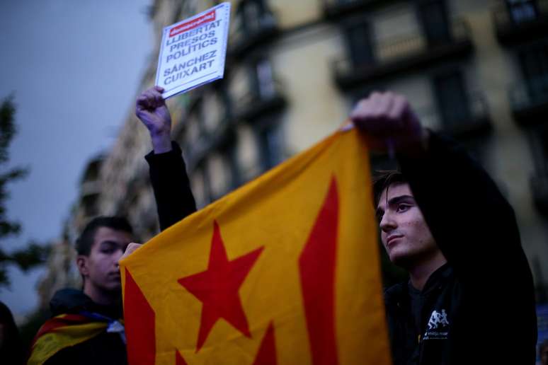 Manifestante segura bandeira da Catalunha durante protesto em Barcelona
 19/10/2017    REUTERS/Ivan Alvarado