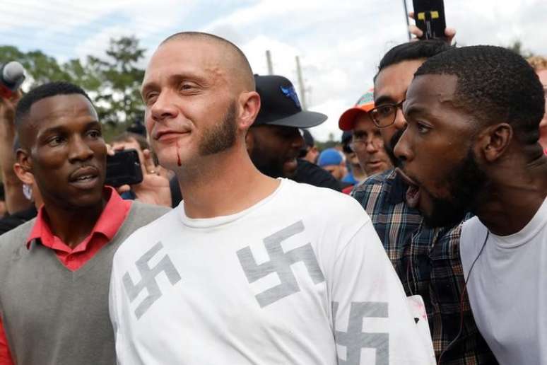 Homem é cercado por manifestantes em local de discurso de Richard Spencer em Gainesville, na Flórida
 19/10/2017    REUTERS/Shannon Stapleton