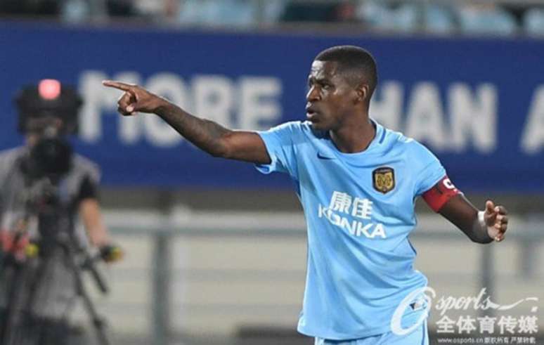 Ramires em ação pelo Jiangsu Suning (Foto: Reprodução / Osports)