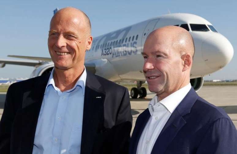 Presidente-executivo da Airbus, Tom Enders (E) e o presidente-executivo da Bombardier, Alain Bellemare (D), durante coletiva de imprensa para anunciar parceria no programa CSeries, em Colomiers, França 
17/10/2017 REUTERS/Regis Duvignau