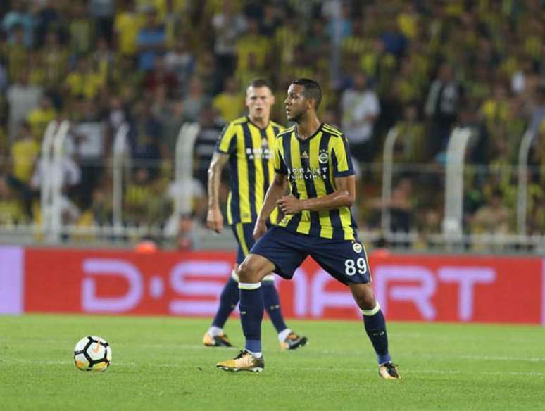 Souza é titular do Fenerbahçe (Foto: Fenerbahçe/Divulgação)