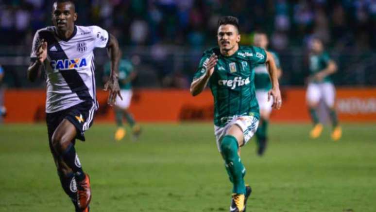 WIllian durante o jogo contra a Ponte. Ele saiu no primeiro tempo, com dores (Foto:GUGA GERCHMANN/RAW IMAGE)