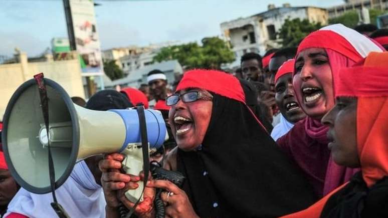 Milhares de pessoas tomaram ruas de Mogadíscio para protestar contra o Al-Shabab com bandanas vermelhas 