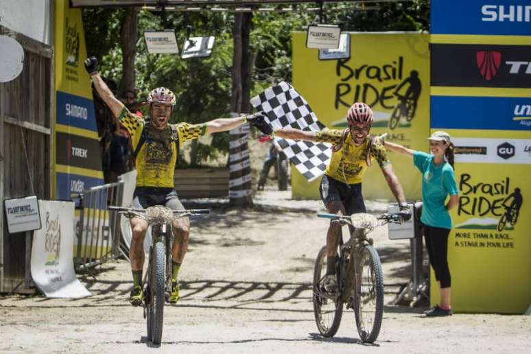 Henrique Avancini e Jiri Novak cruzam a linha de chegada no sábado, em Porto Seguro (Fabio Piva / Brasil Ride)