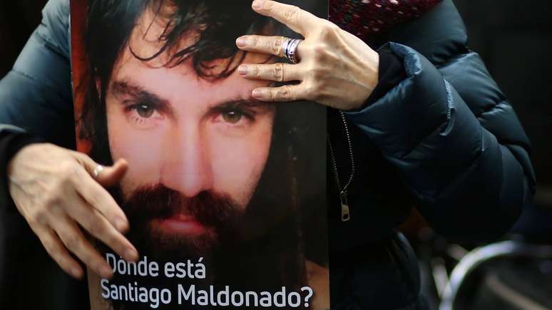 Mulher com cartaz que questiona 'Onde está Santiago Maldonado'