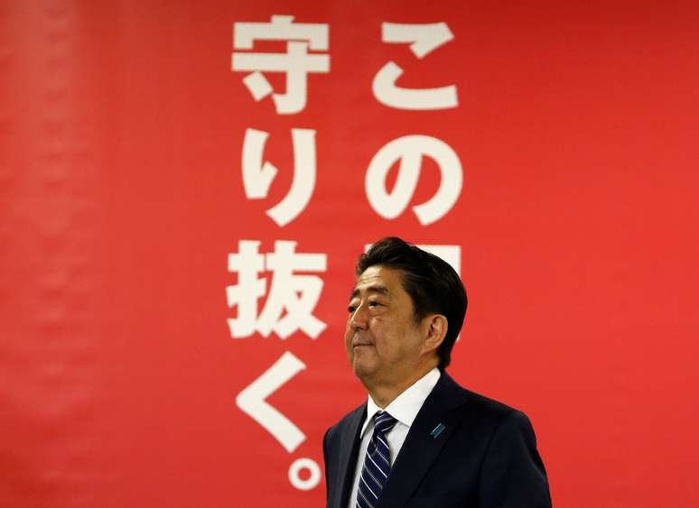 Primeiro-ministro do Jap&atilde;o, Shinzo Abe, durante coletiva de imprensa em T&oacute;quio  23/10/2017 REUTERS/Toru Hanai