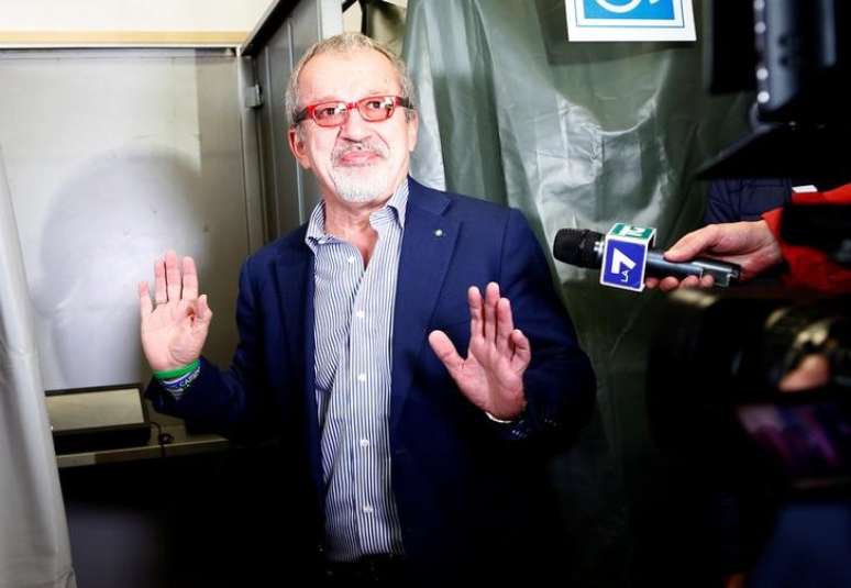 Presidente da Lombardia, Roberto Maroni, fala com a imprensa após votar em referendo sobre autonomia da região em Lozza, Itália 
22/10/2017 REUTERS/Alessandro Garofalo