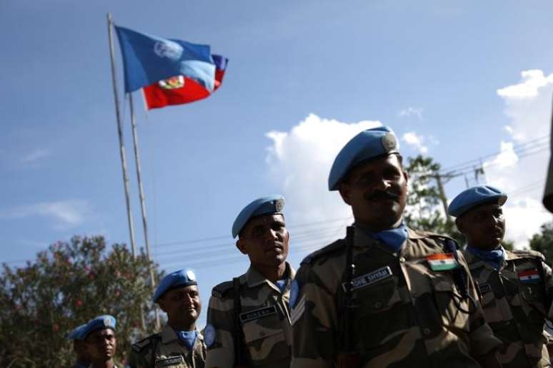 Soldados indianos em cerimônia da missão da ONU Minujusth no Haiti
 16/10/2017     REUTERS/Andres Martinez Casares
