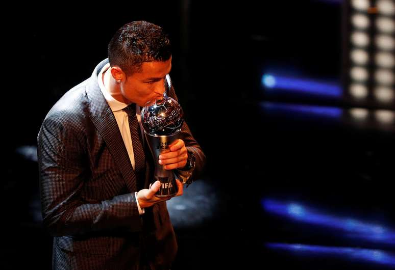 Cristiano Ronaldo beija trof&eacute;u de melhor do mundo dado pela Fifa
23/10/2017 Action Images via Reuters/John Sibley