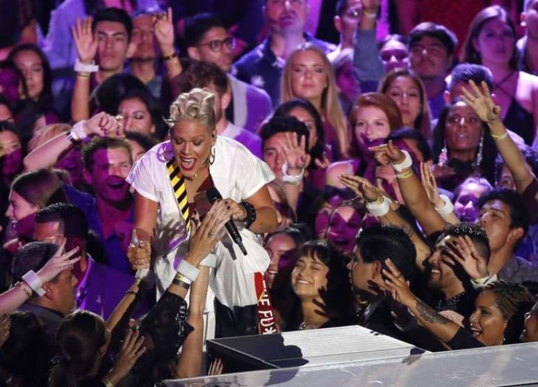 Cantora Pink canta no MTV Video Music Awards em Inglewood, na Califórnia
 27/08/2017      REUTERS/Mario Anzuoni