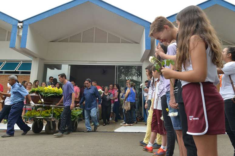 Imagem do enterro do estudante João Vitor Gomes, no Cemitério Jardim das Palmeiras, em Goiânia (GO), na manhã de sábado (21). O adolescente foi morto a tiros por um colega, filho de policiais militares, que efetuou disparos em uma sala de aula do Colégio Goyases na sexta-feira (20).