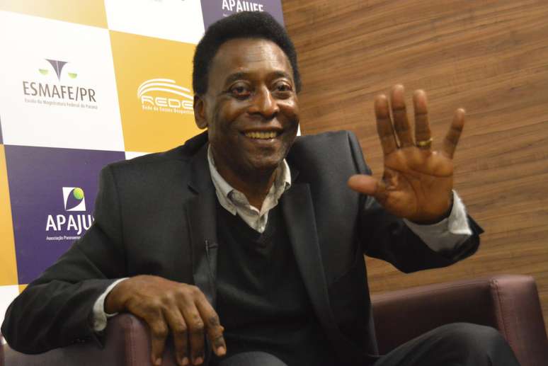 Pelé está completando 77 anos