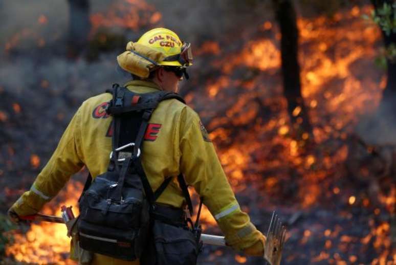 Bombeiros trabalham no combate ao fogo próximo a Sonoma, na Califórnia