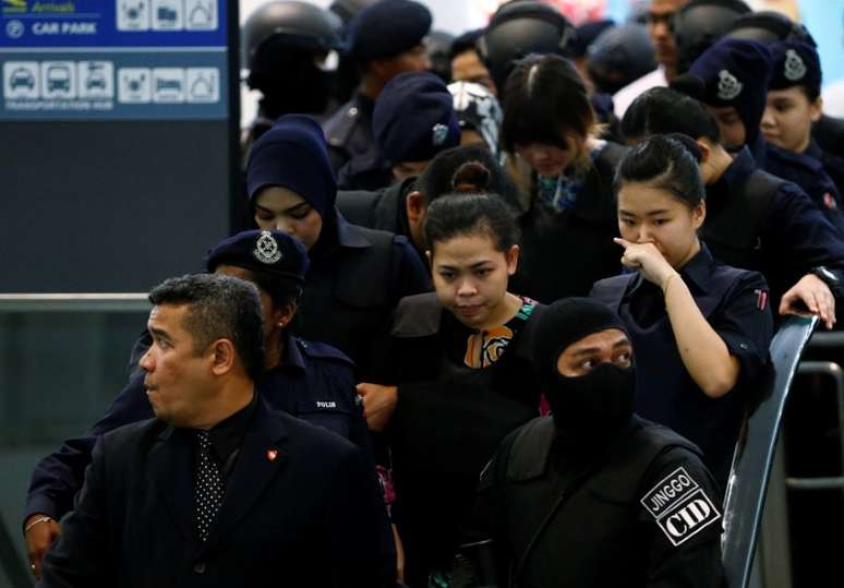 Idonésia Siti Aisyah e vietnamita Doan Thi Huong, acusadas de assassinarem Kim Jong Nam, meio-irmão do líder norte-coreano, reconstituem o crime no Aeroporto Internacional de Kuala Lumpur, em Sepang, na Malásia 24/10/2017 REUTERS/Lai Seng Sin