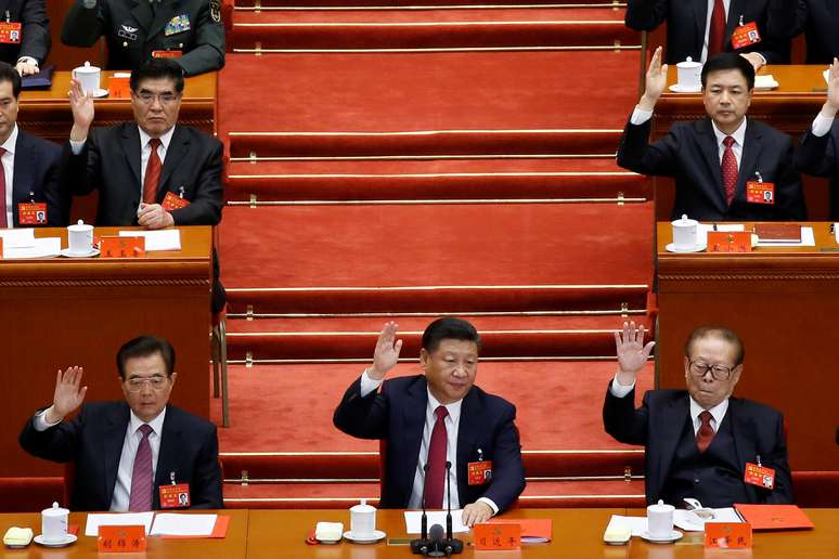 Presidente chinês Xi Jinpin (centro), ao lado dos ex-presidentes Hu Jintao (esquerda) e Jiang Zemin (direita) durante Congresso do Partido Comunista chinês, em Pequim 24/10/2017 REUTERS/Thomas Peter