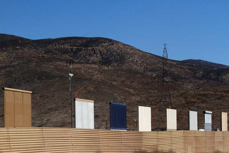 Protótipos de muro prometido pelo presidente dos EUA, Donald Trump, na fronteira com o México são exibidos atrás da atual barreira divisória, em foto tirada do lado mexicano, em Tijuana 23/10/2017 REUTERS/Jorge Duenes