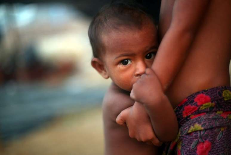 Refugiado rohingya é visto junto com irmão no campo Palong Khali de regugiados, perto de Cox's Bazar, em Bangladesh 24/10/2017 REUTERS/Hannah McKay