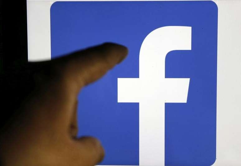 Logo do Facebook é vista em um Ipad em Burdeos, na França 10/03/2016 REUTERS/Regis Duvignau/Ilustração