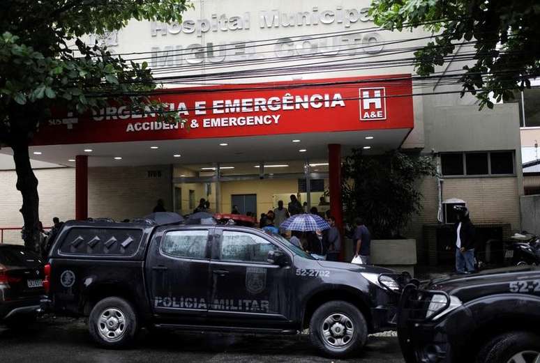 Veículos da polícia na frente do Hospital Miguel Couto, onde o corpo da turista espanhola foi levado, no Rio de Janeiro
