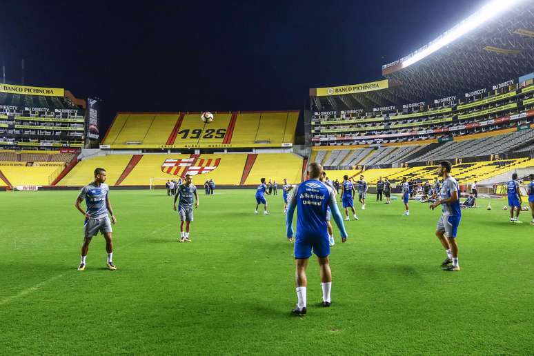 Jogadores do Grêmio fizeram um treino de reconhecimento no estádio Monumental na noite dessa segunda-feira.