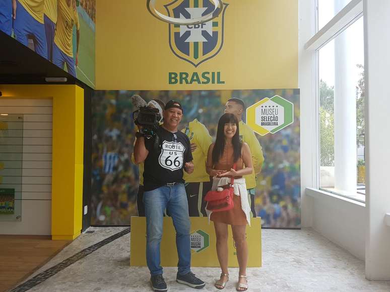 Kiyomi Nakamura, nesta foto com o cinegrafista Jorge Ventura, faz a cobertura da Seleção Brasileira desde 2001 para veículos jornalísticos do Japão. 