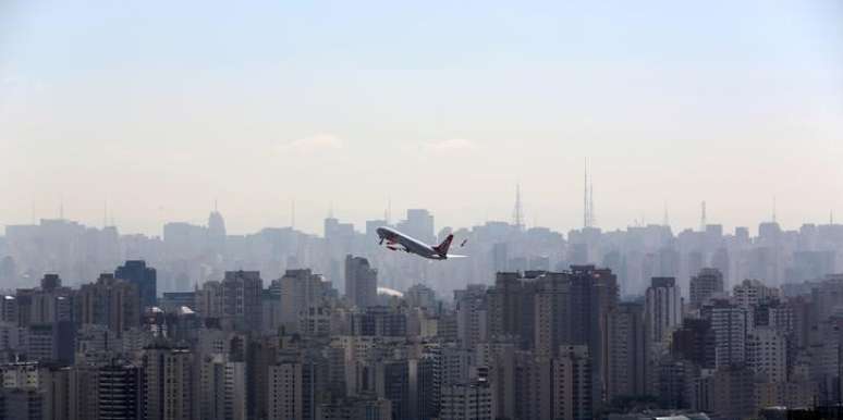 Avi&atilde;o sobrevoa pr&eacute;dios em S&atilde;o Paulo 11/08/2015  REUTERS/Paulo Whitaker 