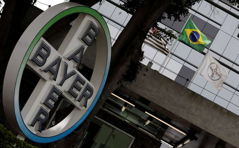 Bandeira do Brasil &eacute; vista na sede da Bayer, em S&atilde;o Paulo 04/10/2017 REUTERS/Paulo Whitaker