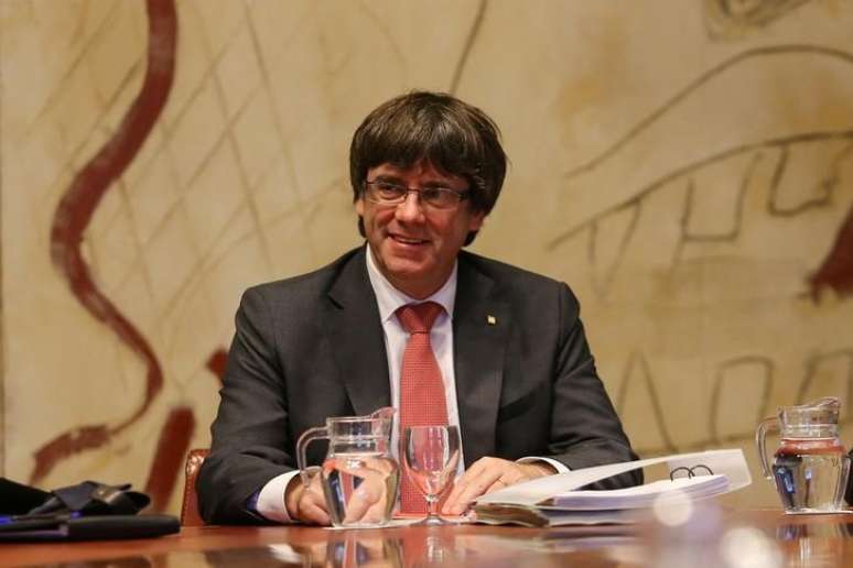 Presidente catalão, Carles Puigdemont, comanda reunião de gabinete em Barcelona
24/10/2017 REUTERS/Ivan Alvarado