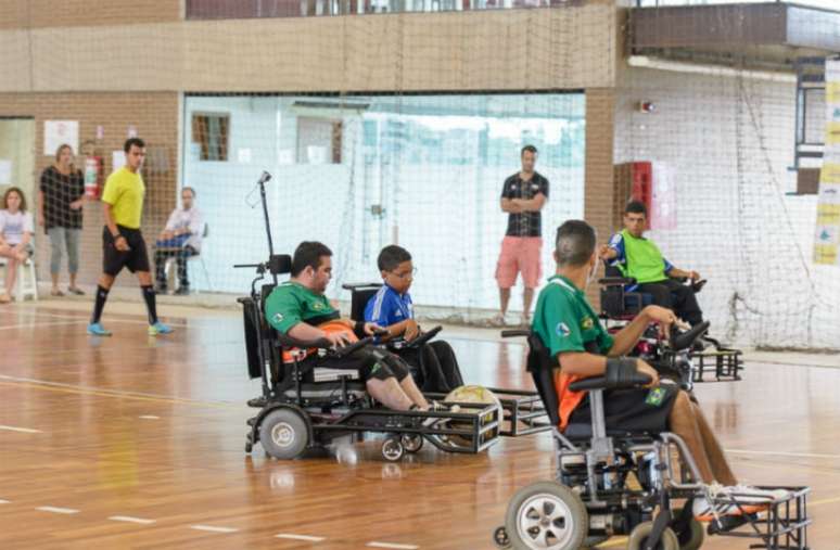 Time de futebol em cadeira de rodas se prepara para campeonato