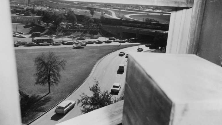 Vista do 6º andar do depósito de livros em Dallas, de onde Oswald teria atirado