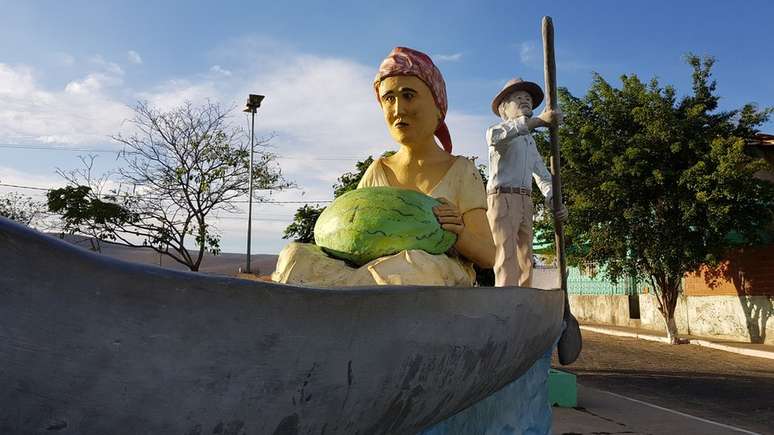 Estátua de canoeiro na entrada da cidade