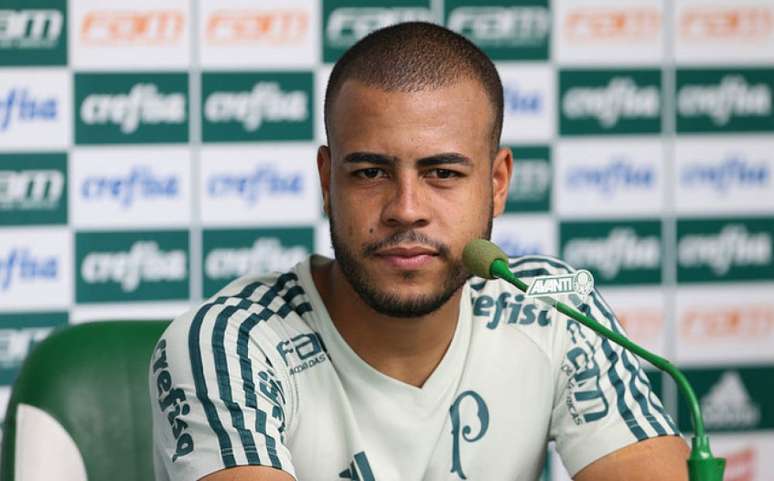 Lateral-direito Mayke durante entrevista coletiva, na Academia de Futebol (Foto: Cesar Greco)