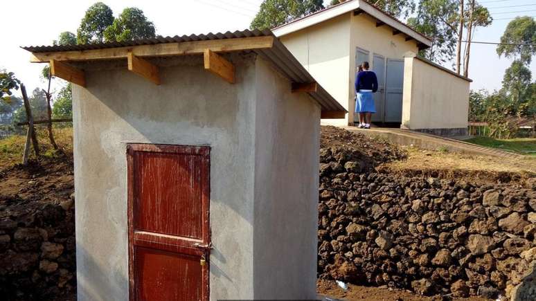 Bactérias estão gerando energia para as luzes de um banheiro de uma escola de meninas em um vilarejo em Uganda | Foto: Bristol BioEnergy Centre 