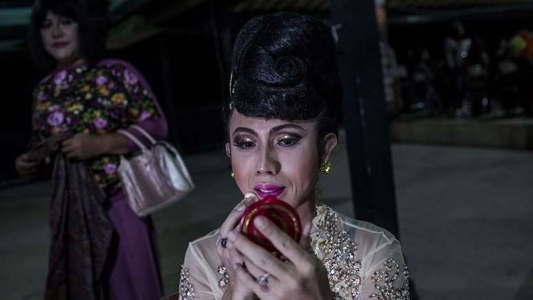 Membro da comunidade transg&ecirc;nera na Indon&eacute;sia