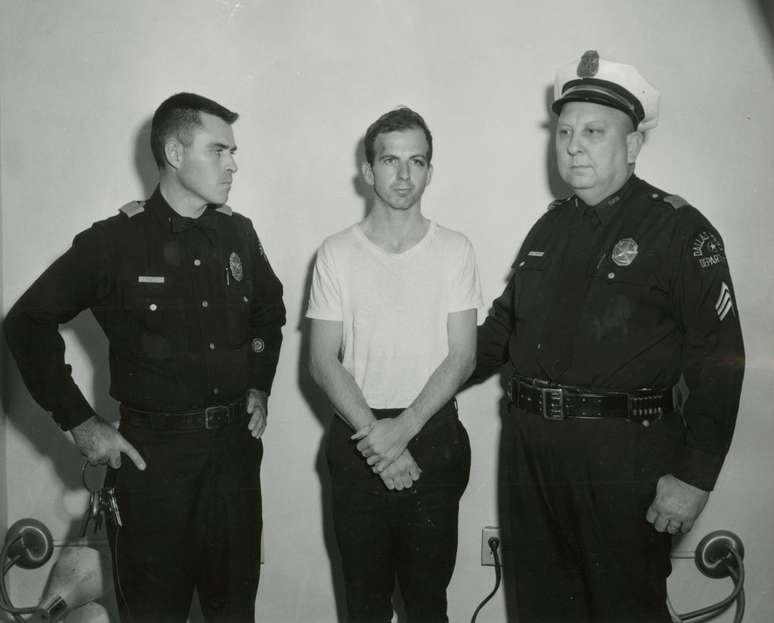 Lee Harvey Oswald foi condenado por assassinar o ex-presidente dos EUA, John F. Kennedy. A imagem é de 22 de novembro de 1963.