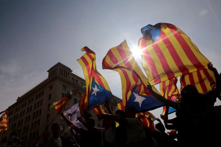 Manifestantes seguram bandeiras separatistas da Catalunha durante protesto, em Barcelona  03/10/2017 REUTERS/Enrique Calvo