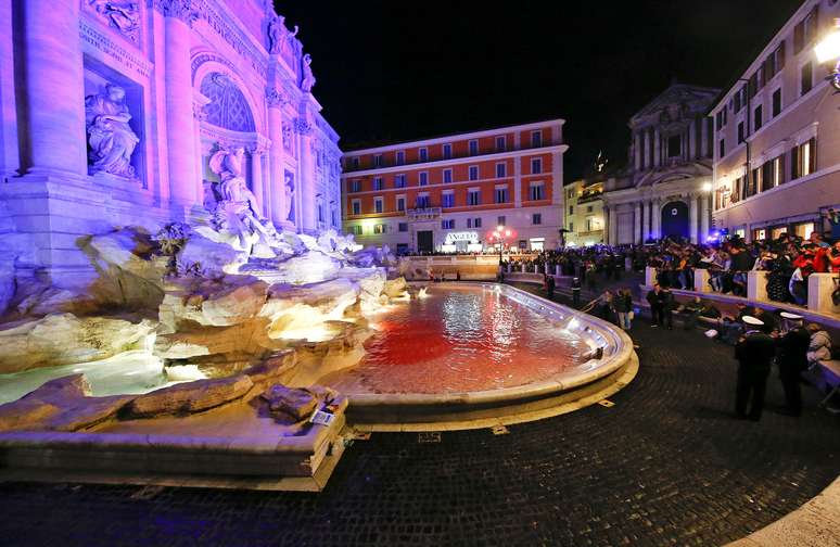 Fonte de Trevi &eacute; vista com &aacute;guas vermelhas em Roma, It&aacute;lia 26/10/2017 REUTERS/Alessandro Bianchi