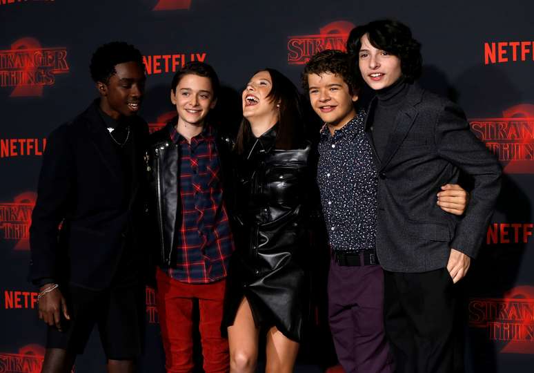 Elenco da série "Stranger Things" posa para foto em premiere da segunda temporada, em Los Angeles 26/10/2017 REUTERS/Mario Anzuoni