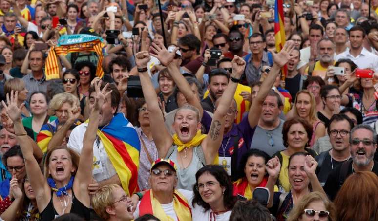 Pessoas comemoram declaração de independência do Parlamento da Catalunha, em Barcelona 27/10/2017 REUTERS/Yves Herman