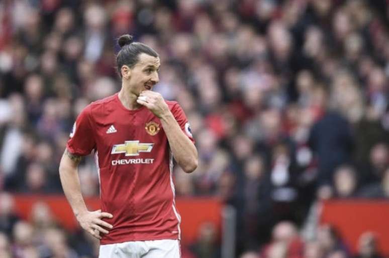 Ibrahimovic rompeu ligamentos do joelho, em abril deste ano (Foto: OLI SCARFF / AFP)