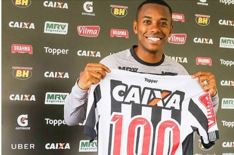 Robinho foi homenageado antes da coletiva desta sexta-feira, após completar 100 jogos pelo Atlético (Foto: Bruno Cantini / Atlético-MG)